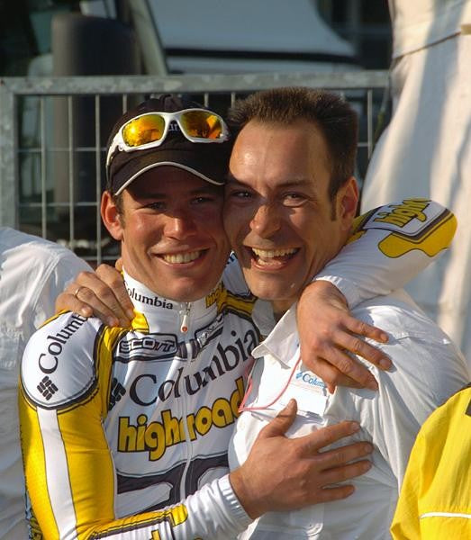 Mark Cavendish in Highroad-Columbia cycling kit and Erik Zabel hug at Milan-San Remo.